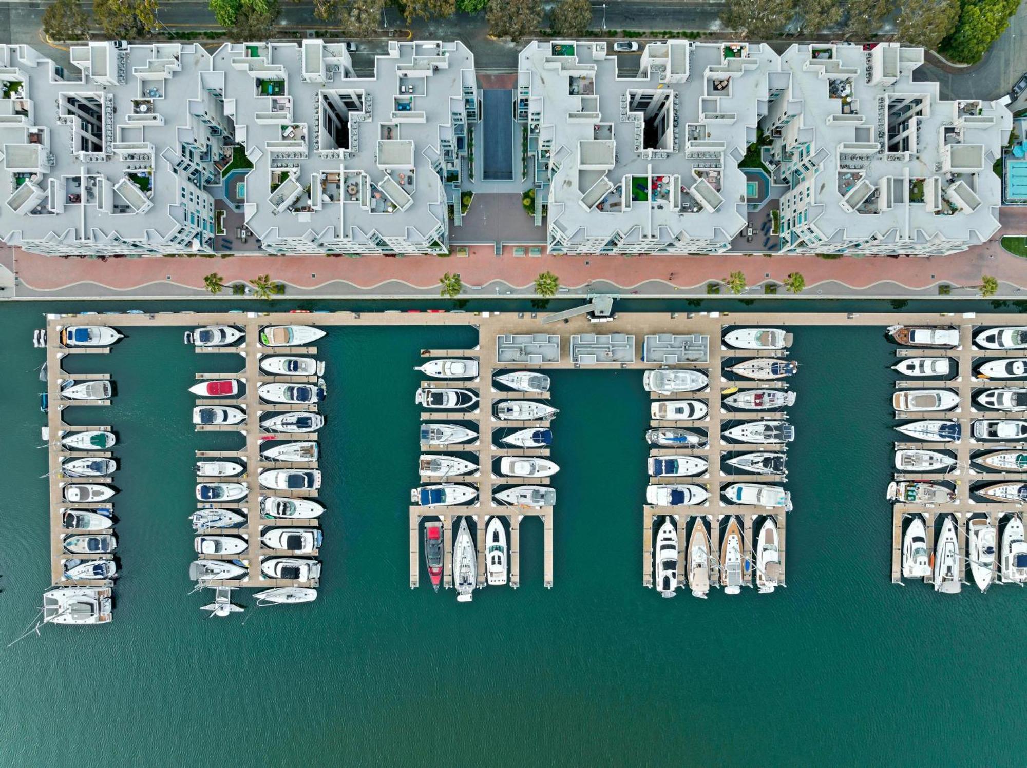 The Crystal 3 Level Penthouse - Marvelous Marina Views 2br Apartment *