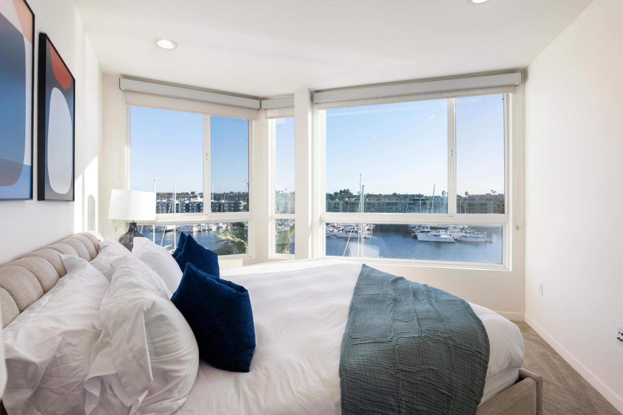 The Crystal 3 Level Penthouse - Marvelous Marina Views 2br Apartment *